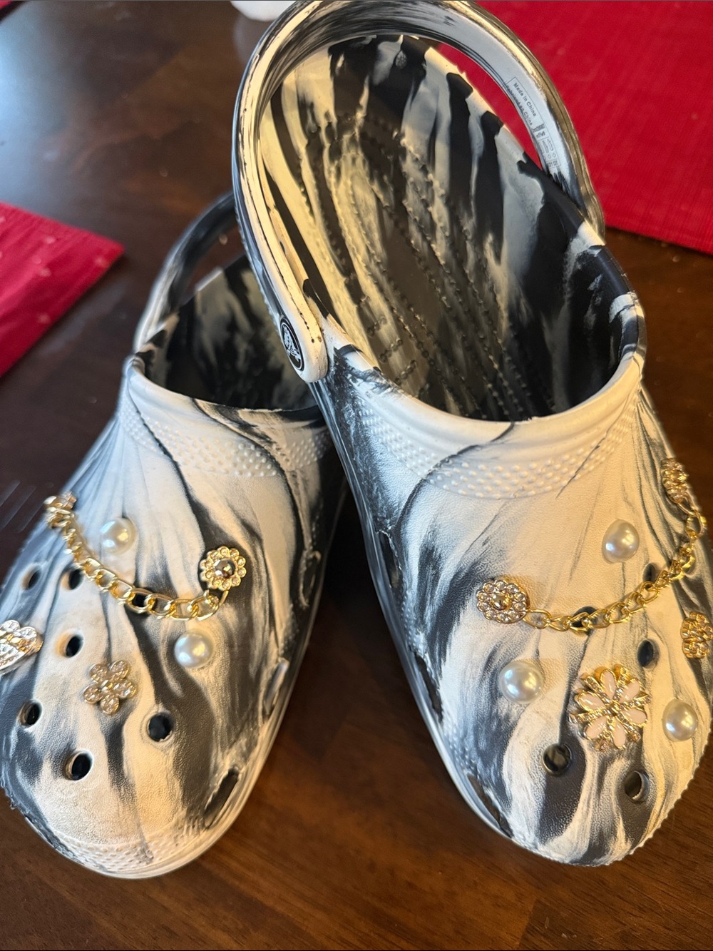 Women's White & Black Marbled Slip-On Clog crocs Gold Chain Accents pearls - Picture 2 of 4